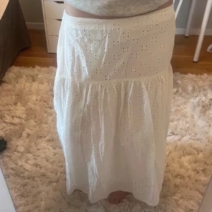 Lång kjol - Vit lång kjol som passar perfekt till sommaren 2024!!!💝💝Jag skulle säga att storleken inte stämmer, den passar nog många som vanligtvis har storlek M 🤩💕Säljer pga att jag vuxit ur den. 