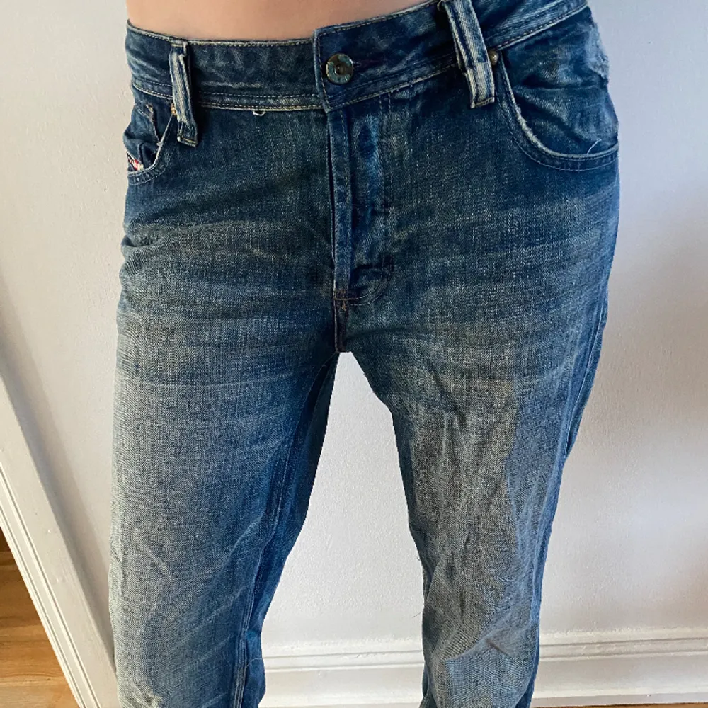 Dessa jeans är vintage och snyggt slitna. De är relaxed fit med lite bootcut. De är lowwaist med snygga bakfickor och lite blekta där fram. De är äkta Diesel jeans köpte i en vintage butik i Köpenhamn. Str: M. Jeans & Byxor.