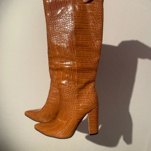 Croc Print Boots - Super snygga boots i storlek 40, men sitter som 39. Knappt använda! 