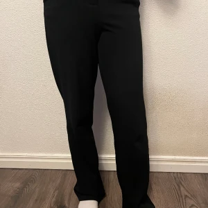 Kostymbyxor - Svarta straight kostymbyxor! Superfina, inga defekter som syns!💕 hör av er vid frågor om byxorna och pris kan diskuteras vid snabb affär!💋