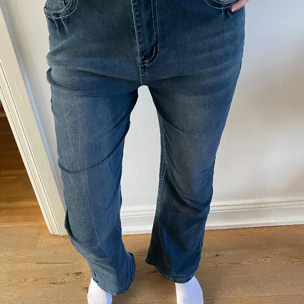 Jeansen är ganska stretchiga och midwaist. De har ett jättefint broderat mönster på bakfickorna. De är köpta secondhand så vet tyvärr inte märket.  Str: M/L. Jeans & Byxor.