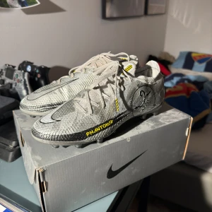 Fotbollsskor Nike Scorpion (Ag) - Bra skick har används ca 1 månad innan de blev för små.  Nypris 3400kr Kan mötas upp i sthlm för snabb affär