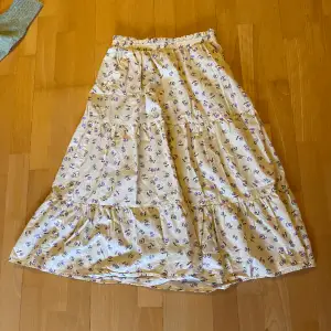 Jättefin lång kjol ifrån monki med lila små blommor💜 Storlek S, fint skick, använd ett fåtal gånger☀️ Skriv vid frågor!