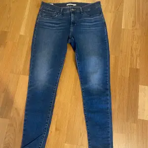 Säljer mina mörkblåa Levi’s jeans i modellen 710 superskinny pga de är för små. Jeansen är i storlek W30 och i superfint skick då de nästan aldrig blivit använda.🌼 hör av dig om du är intresserad!