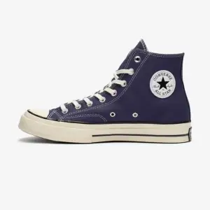 Chuck 70 taylor converse i royal/white⭐️ Nypris: 1045kr⭐️, Endast använda 2 gånger på sommarn Säljer då dom inte passar✨ 