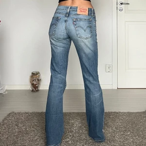 Levis - midjemått: 36cm rakt över, innerbenslängd: 80cm 💗 