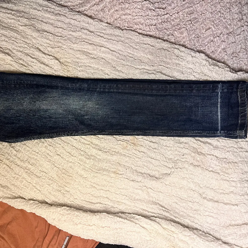 Unika G-star RAW jeans i modell som inte görs längre. Raka ben och mid/low rise. Storlek 31/34 på lappen men försmå för mig som brukar ha W29. . Jeans & Byxor.