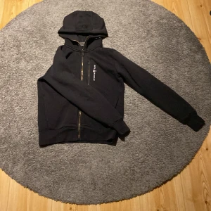 Sail racing hoodie (full zip) - Den är bra skick använd bara några gånger,vanligt pris 1000 mitt 499
