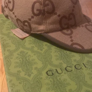 jumbo gucci keps - En väldigt skön gucci keps passar till till vilken outfit som helst, storlek m på kepsen du kan få fler bilder på den kom med bud 