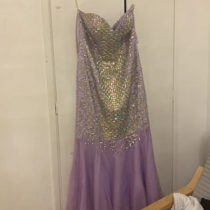 Jag säljer den hära lilla klänningen - Den hära klänningen har jag aldrig använt för den var för small på mig❤️