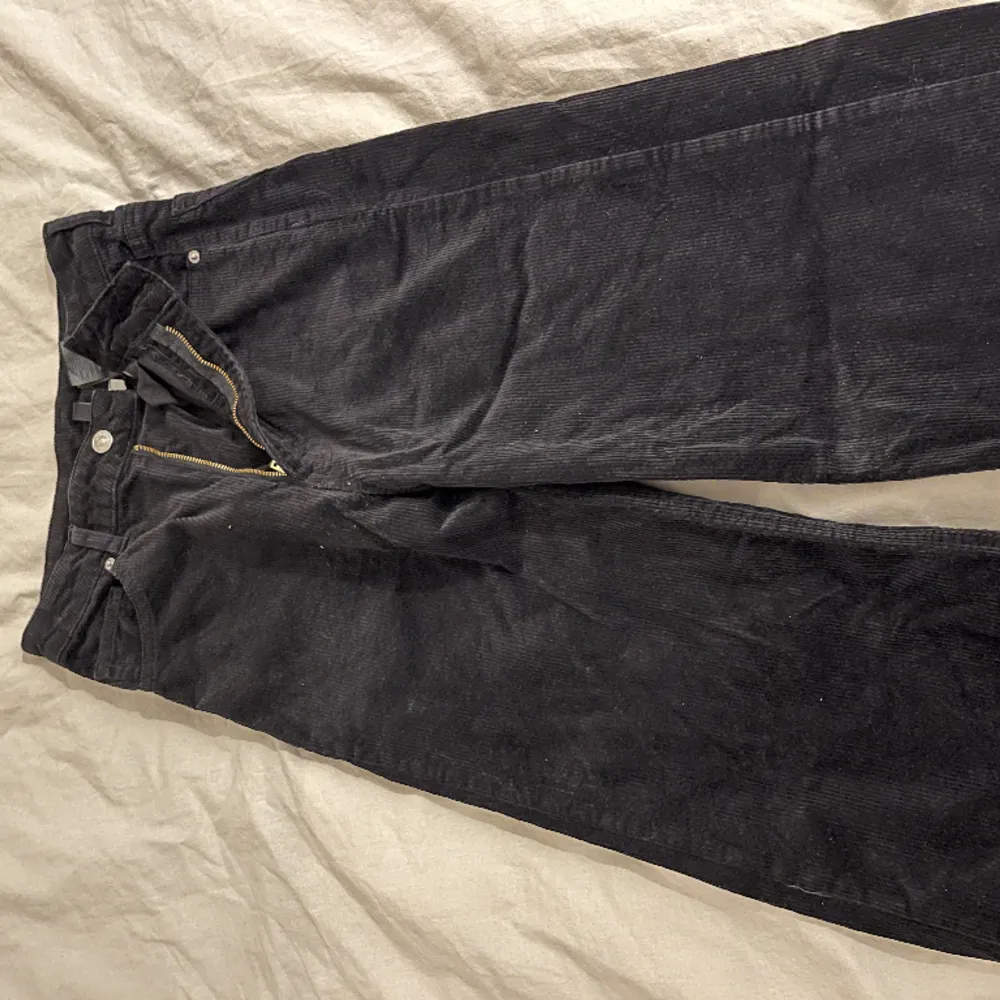 Svarta jeans med ribbat material Aldrig använda  . Jeans & Byxor.