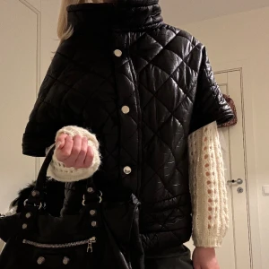 Cape/ kortärmad jacka  - Så sjukt snygg cape/ kortärmad jacka som lite liknar de populära hernojackorna men den lite högre kragen💕 helt perfekt nu till våren🥰