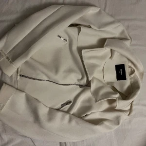 Jacka  - En tunn jacka (Mocka aktigt tyg), från bikbok. Storlek Xs, aldrig använd. Köpt för 400kr säljer för 350kr (Snabb affär=Billigare) Tryck inte på köp utan skriv till mig innan!