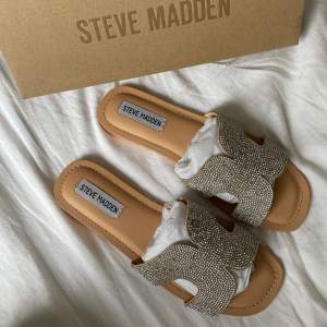 Nytt skick, aldrig använda. Strl 38. Påse med extra skimmrande strass följer med sandalerna, så som vid ett köp på Steve maddens hemsida.❗️Passar inte breda fötter ❗️