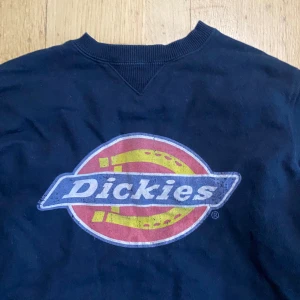 Dickies, crewneck - Bra skick.