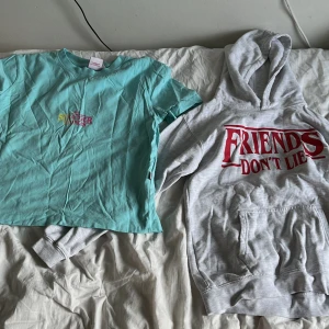 Stranger things t-shirt och hoodie - I fint skick💗 Använda några gånger tidigare💗