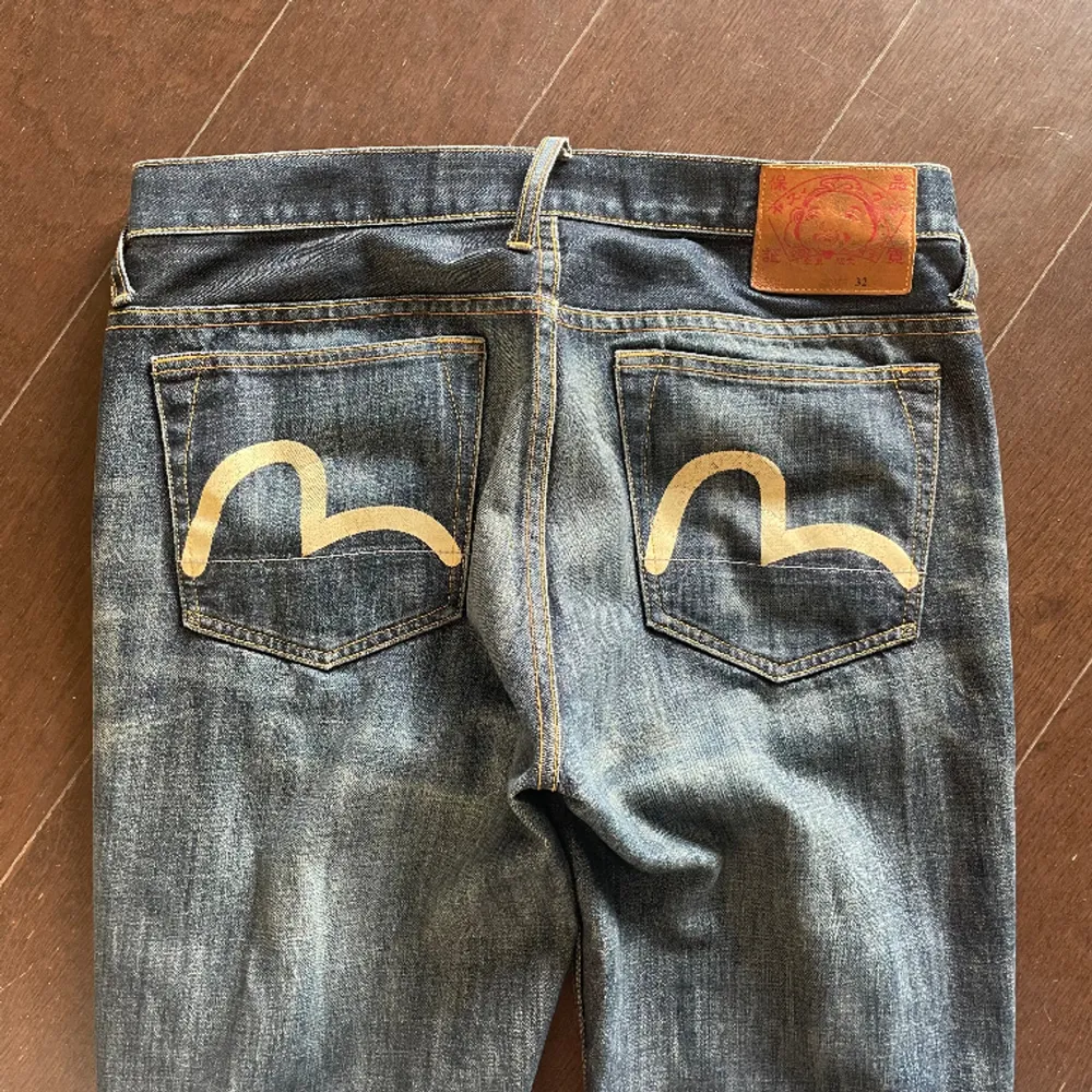 skitballa straight loose evisu jeans! sjuk färg och passform❗️kom privat flr fler bilder eller mått✌🏼. Jeans & Byxor.