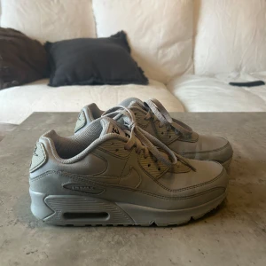 Nike air max 90 wolf grey sneakers  - Storlek 38,5. Skorna är i bra skick och har bara använts ett fåtal gånger. 
