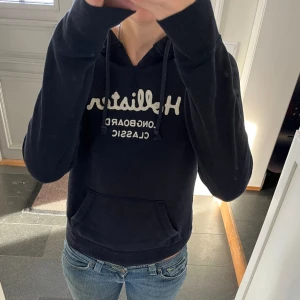 Mörkblå hoodie från Hollister - Mörkblå hoodie från Hollister i storlek M, passar även S. Fint skick. Använd gärna köp nu!