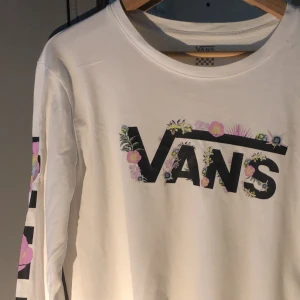 T-shirt med tryck - Snygg långärmad t-shirt med tryck på magen och armarna. Tröjan är i gott skick och har storlek L. Pris kan diskuteras vid snabb affär! 💗