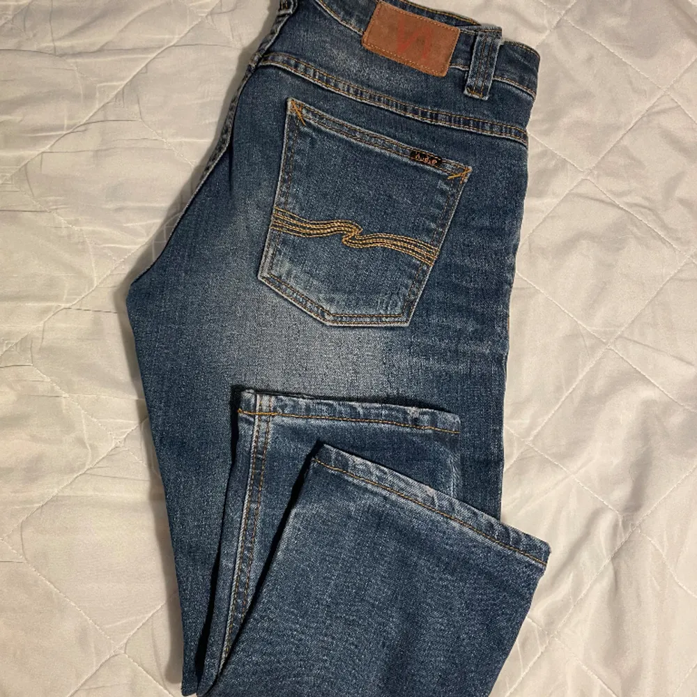 Jeans som jag köpte och insåg att de var alldeles för tighta för mig. Är 185 och väger 70kg.   Kontakta för mer info! . Jeans & Byxor.