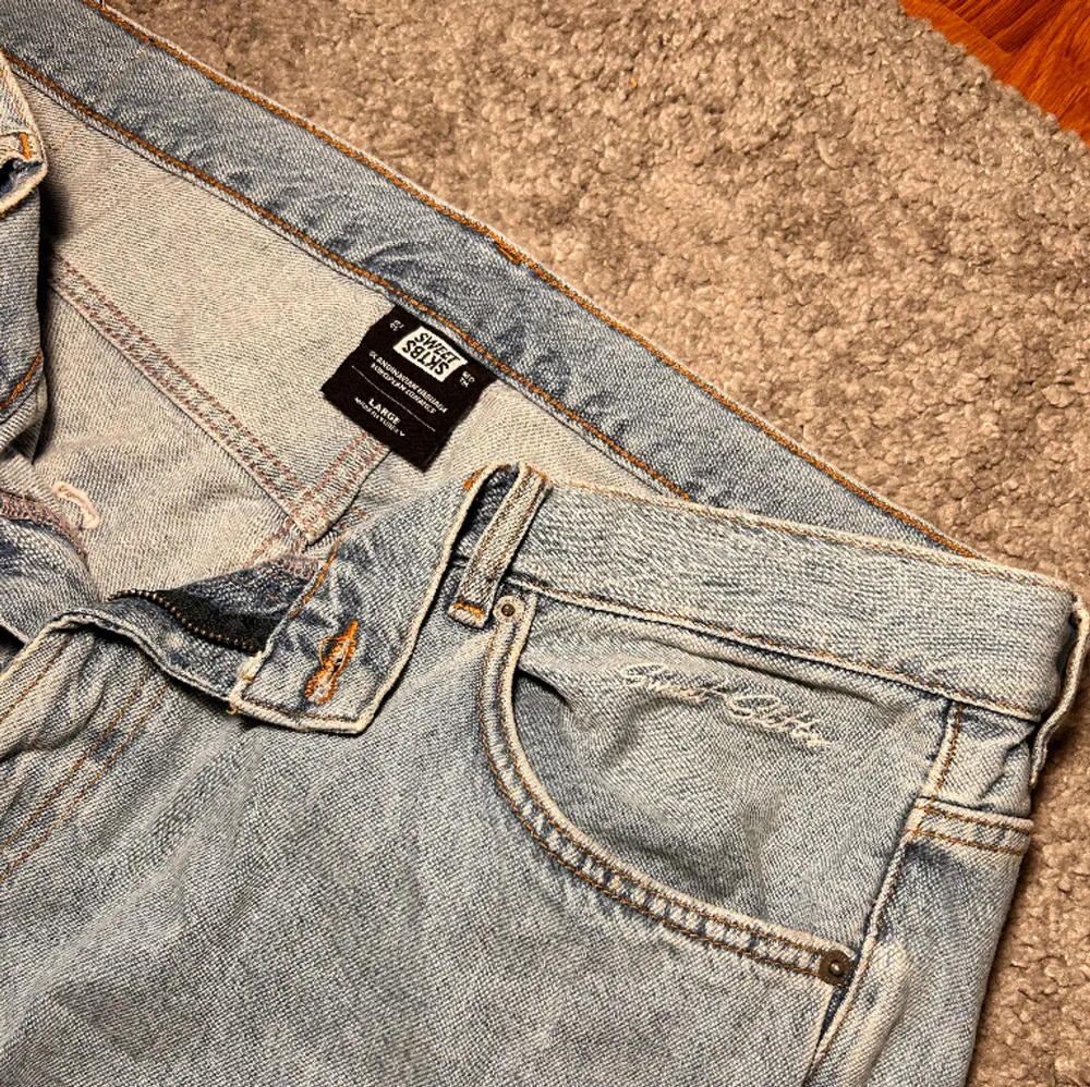 Baggy jeans köpta på junkyard från märket sweet skates. Jeansen är väldigt stora i Storlek L. Bra skick.. Jeans & Byxor.