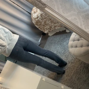 Gråa Levis jeans - Gråa Levis jeans, äkta. De är lågmidjade. De är använda men de syns ej! Sitter väldigt fint och har en bra passform!🩷