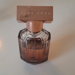 Hugo Boss the scent Le Parfum  - Mer än hälften finns kvar i flaskan Flaskan och korken är i perfekt skick.