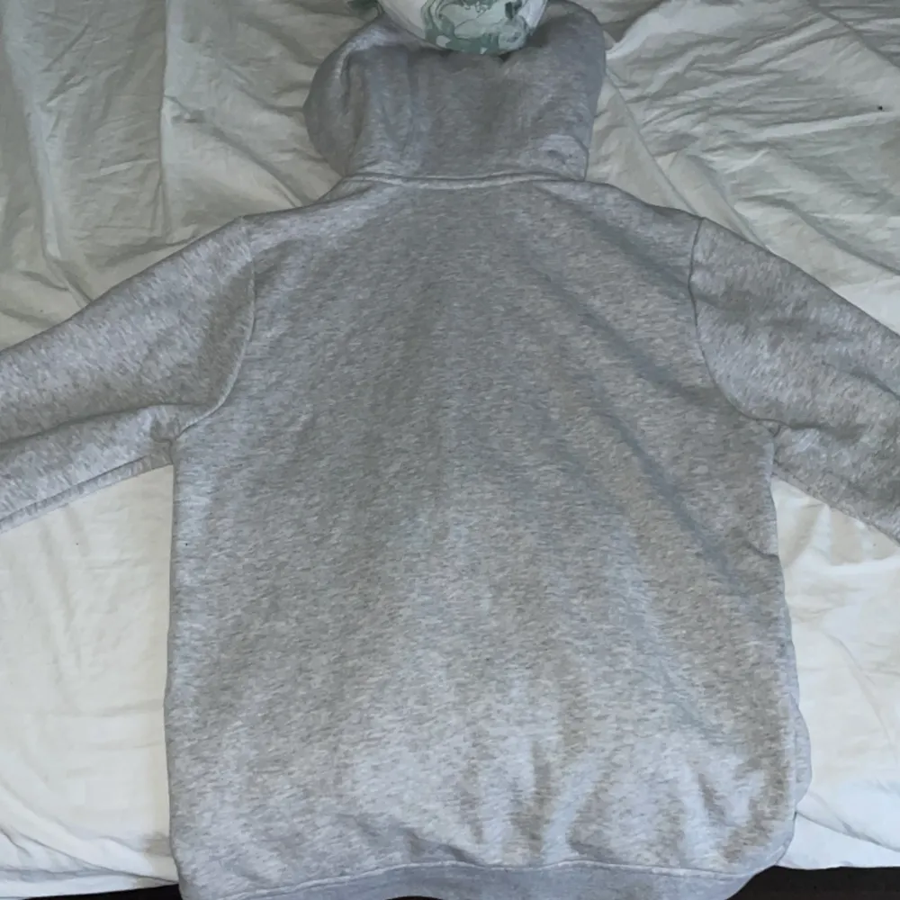 Knappt använd hoodie för 11-12 åringar, original pris 1100kr. Säljer billigt pga av äldre modell. Hoodies.
