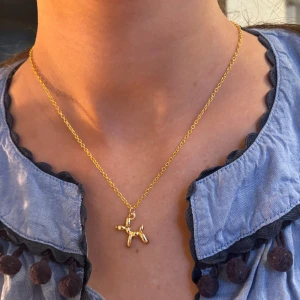 Halsband - Guld halsband med en hund🤩 