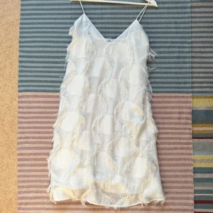 Klänning - Säljer nu min kära studentklänning som även fungerar perfekt på en vanlig sommarkväll. Slutar precis nedsnför knäna på mig som är 170. Inga fläckar och i fint skick.