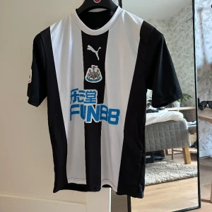 Newcastle tröja xs  - Newcastle hemmatröja i storlek xs, passar s också.  Vann den på en fotbollstävling i spanien där man skulle sätta 5 av 5 straffar. Tyvärr för liten för mig. 