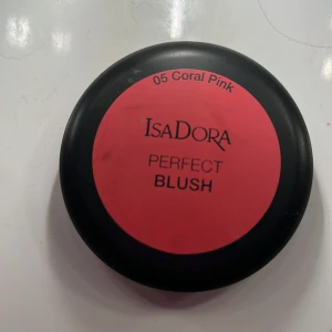 Isadora blush  - Säljer min jätte fina Isadora blush som inte kommer till användning, har bara använt den 1-2 gånger det är därför jag säljer den, skulle inte sälja den annars!❤️