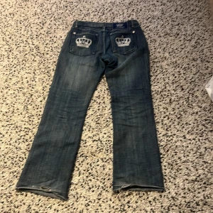 Victoria Beckham jeans - Köpte dom på Vinted och har användt dom 2 gånger innan. Dom är sydda i midjan och mellan benen. Men det syns knappt, osäker på storlek men skriv för bilder eller frågor ❤️