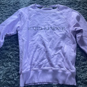 Aqua Limone - Säljer denna Aqua Limone tröjan eftersom den inte passar längre. Används ett par gången men är fortfarande i bra skick ❤️. Köpte för 999kr men priset nu går att diskuteras