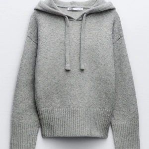 Zara hoodie - Säljer min fina hoodie eftersom den inte kommer till användning så mycket. Köpte den förra månaden på zara. Den är just nu slut på hemsidan. Original pris: 499kr. Men jag kan sälja den för mindre. Kan gå ner i pris vid snabb affär. Skriv för bilder.