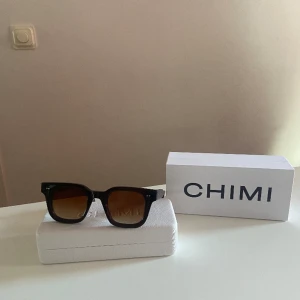 Chimi 04 Brown  - Säljer mina Chimi 04 Brown  Knappt använda, box, påse o tvättduk allt finns med.  Skick 9/10 