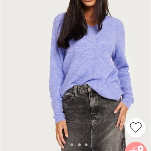 Stickad tröja - Säljer denna tröja då den aldrig kommer till användning, har endast använt den 1 gång, som ny. Köpte för 299kr 