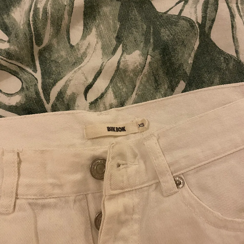 Säljer dessa vita jeans shorts från bikbok. De står att de är storlek xs men jag skulle säga storlek s. 💞. Shorts.