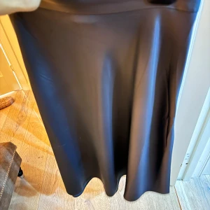 Superfin kjol  - Glansig grå kjol i Midilängd. Köpt på hm för 349:-. Använd en gång. Jättesnygg