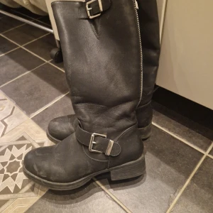 Stövlar. - Stövlar i fint skick. Tvätt behövs.