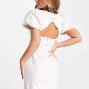 Klänning med puffärmar  - Super fin jeans klänning, modell hourglass från Asos. Helt slutsåld och nypris är 630kr💕använd 1 gång