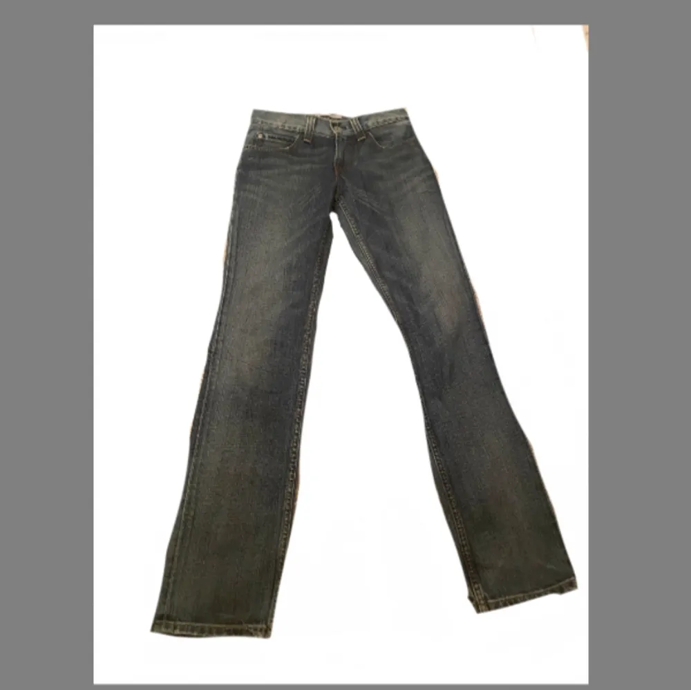 Lågmidjade jeans från levis som inte passar mig! As snygga, köpta second hand i köpenhamn, men bra skick! . Jeans & Byxor.