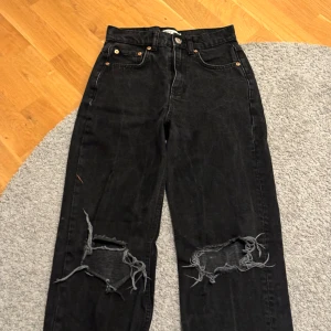 Gina jeans  - Svarta jeans ifrån gina! Säljer då de blivit för stora på mig. (Skriv för bilder på)