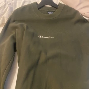 Champion sweatshirt - Olivgrön, använd fåtal gånger inga stora tecken på användning och är jätte fin! 