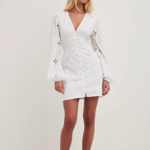 Studentklänning - Säljer denna jättefina klänning som passar perfekt till studenten! Den är endast använd en gång på min student😊🤍Den är som ny! Inga defekter. Skriv för fler bilder🥰