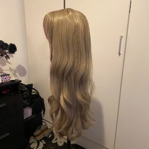 Gråblond perul - Gråblond peruk från Anibiu i gott skick. Endast använd 2 gånger sedan legat i sin förpackning 