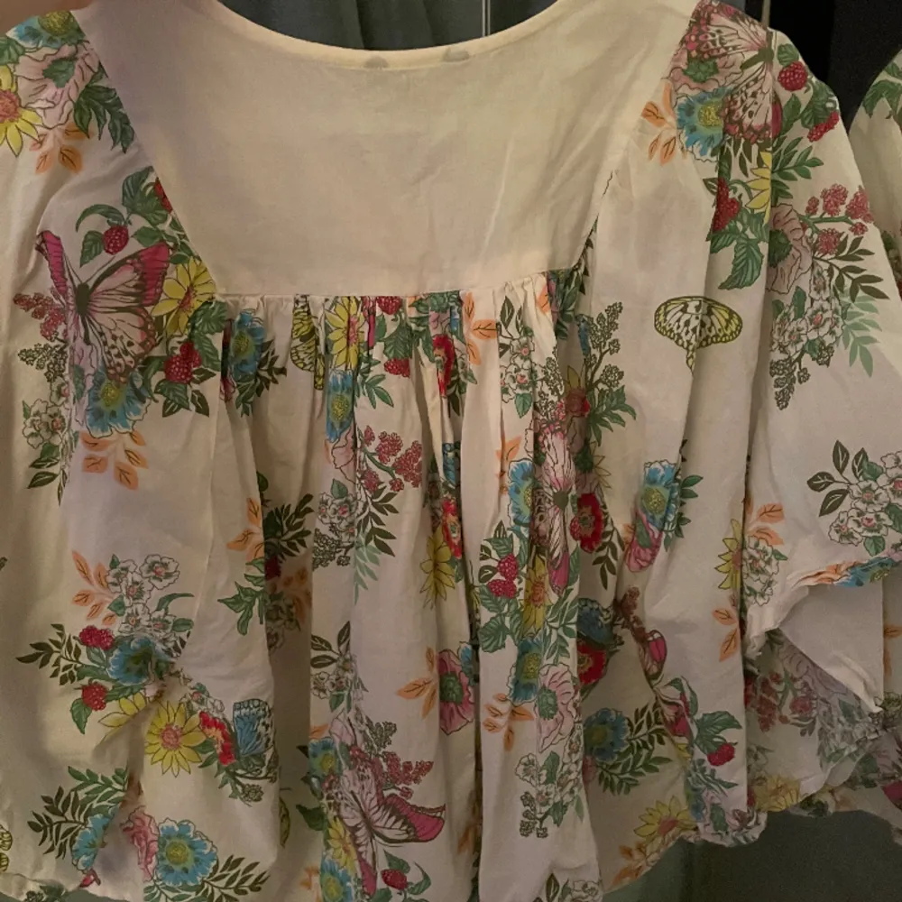 Säljer denna fina sommarblus från Lindex. Mycket fint skick, använd några gånger. Säljer pga att den börjar bli för liten. Passar mig som är S men jag skulle rekommendera den för XS också. Lapp är bortklippt i nacke men finns en liten inuti blusen. . Puserot.