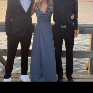 Balklänning - Säljer min balklänning från balen förra sommaren. Syns inte tydligt på bilderna men klänningen har slits också! Endast använd en gång och är i nyskick! Hör av er vid frågor eller för fler bilder!💕