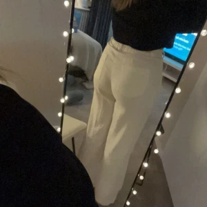 Linnebyxor Zara - Ett par snygga linnebyxor från Zara i nyskick! Använt fåtal gånger, pris kan diskuteras (köptes i butik för ca 800kr)💓💓